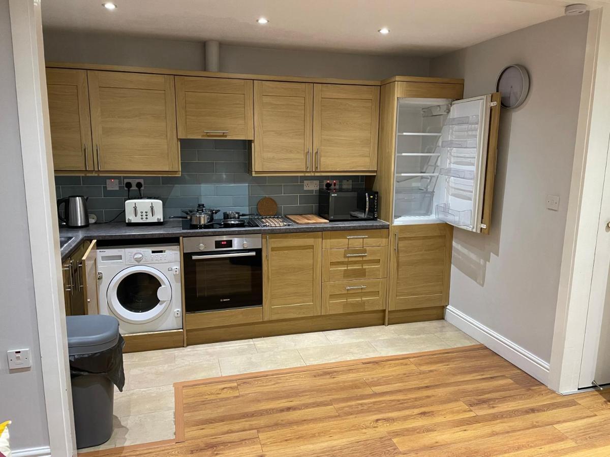 2 Bedroom Apartment Chiswick Park Tube Station Лондон Экстерьер фото