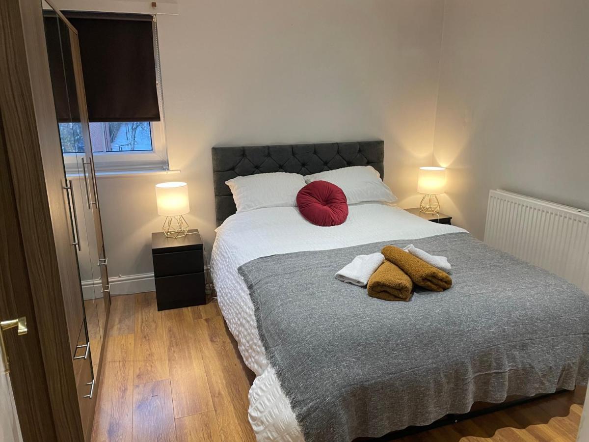 2 Bedroom Apartment Chiswick Park Tube Station Лондон Экстерьер фото