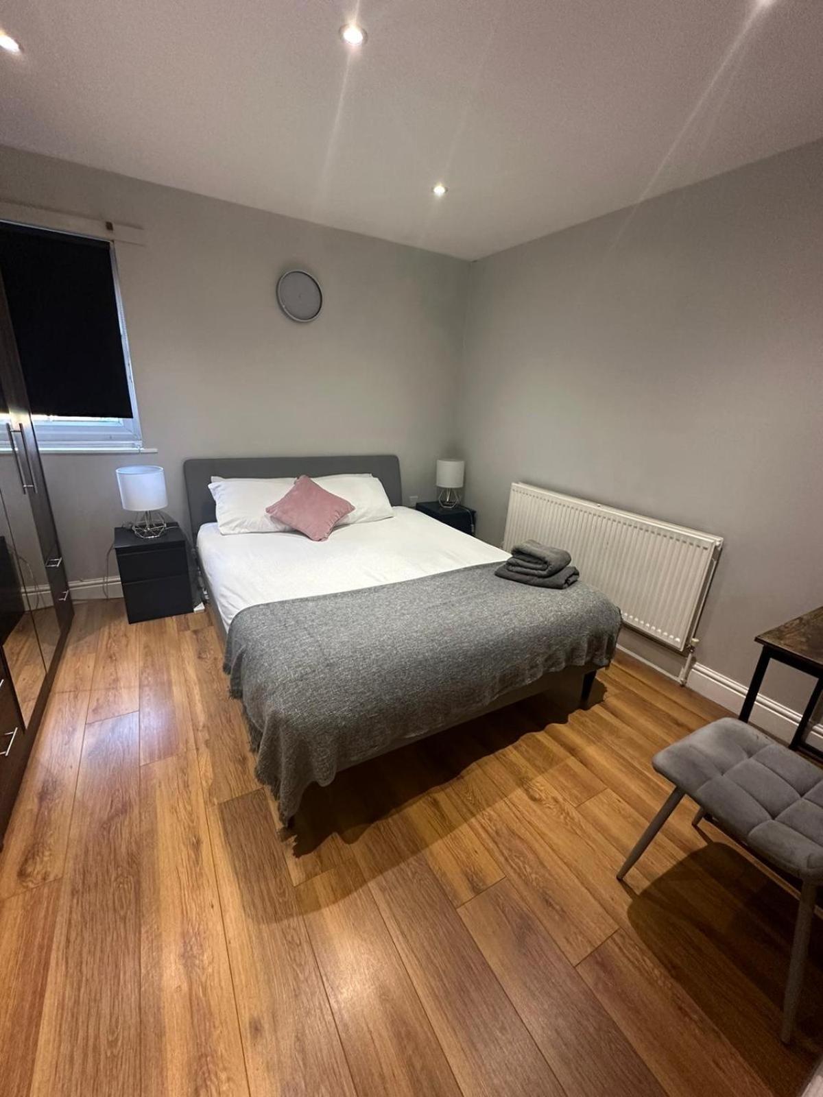 2 Bedroom Apartment Chiswick Park Tube Station Лондон Экстерьер фото